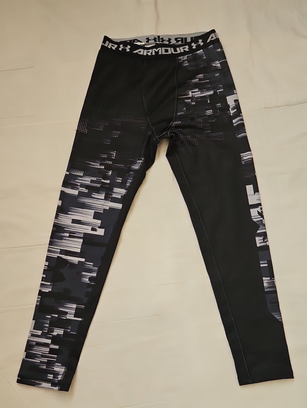 Under Armour Black with Gray Boys YXL Cold Gear Compression Tights Leggings